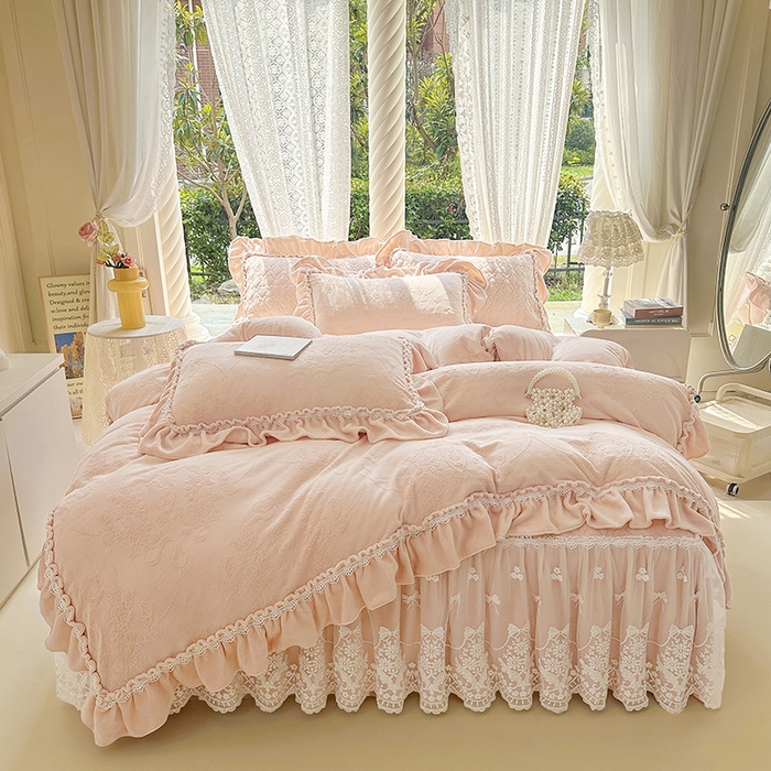 91家纺网 家纺一手货源 找家纺 罗艺轩【控价】 2025新款立体雕花牛奶绒加厚保暖床裙款四件套-安琪儿 安琪儿-玉