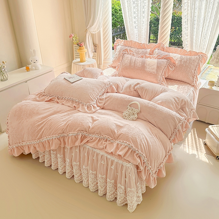 91家纺网 家纺一手货源 找家纺 罗艺轩【控价】 2025新款立体雕花牛奶绒加厚保暖床裙款四件套-安琪儿 安琪儿-玉