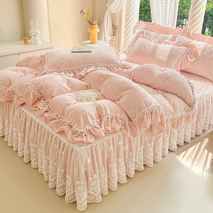 91家纺网 家纺一手货源 找家纺 罗艺轩【控价】 2025新款立体雕花牛奶绒加厚保暖床裙款四件套-安琪儿 安琪儿-玉