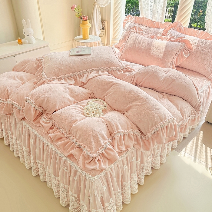 91家纺网 家纺一手货源 找家纺 罗艺轩【控价】 2025新款立体雕花牛奶绒加厚保暖床裙款四件套-安琪儿 安琪儿-玉