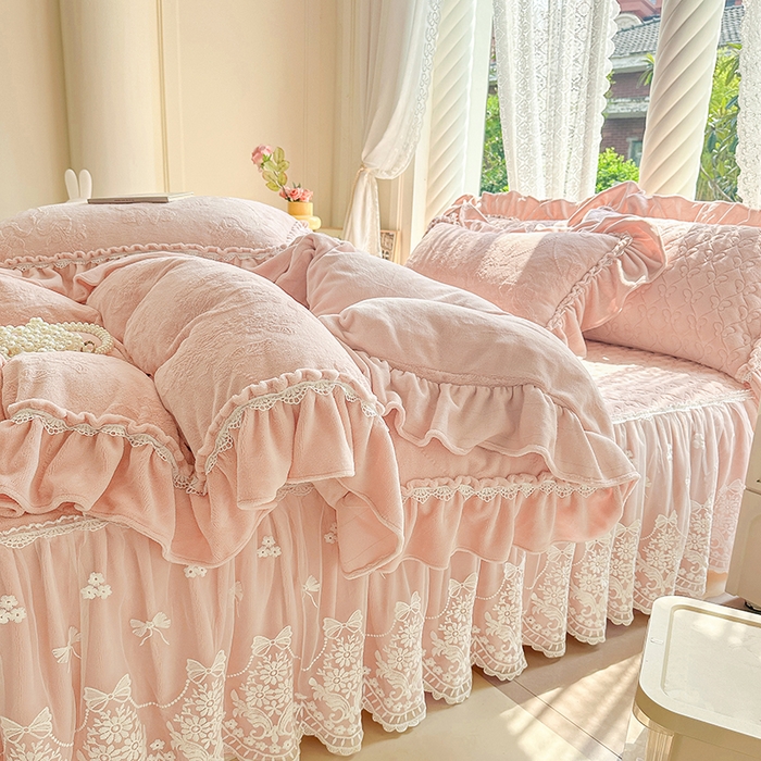 91家纺网 家纺一手货源 找家纺 罗艺轩【控价】 2025新款立体雕花牛奶绒加厚保暖床裙款四件套-安琪儿 安琪儿-玉