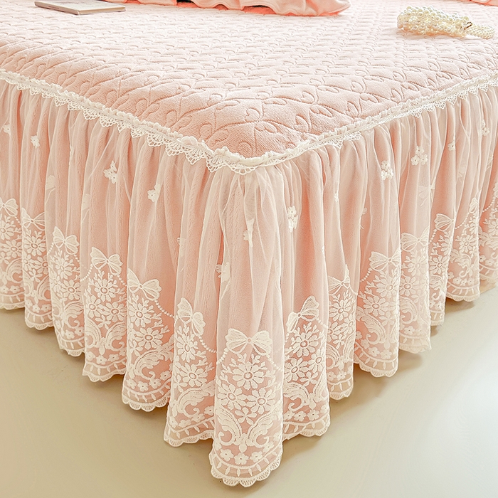 91家纺网 家纺一手货源 找家纺 罗艺轩【控价】 2025新款立体雕花牛奶绒加厚保暖床裙款四件套-安琪儿 安琪儿-玉