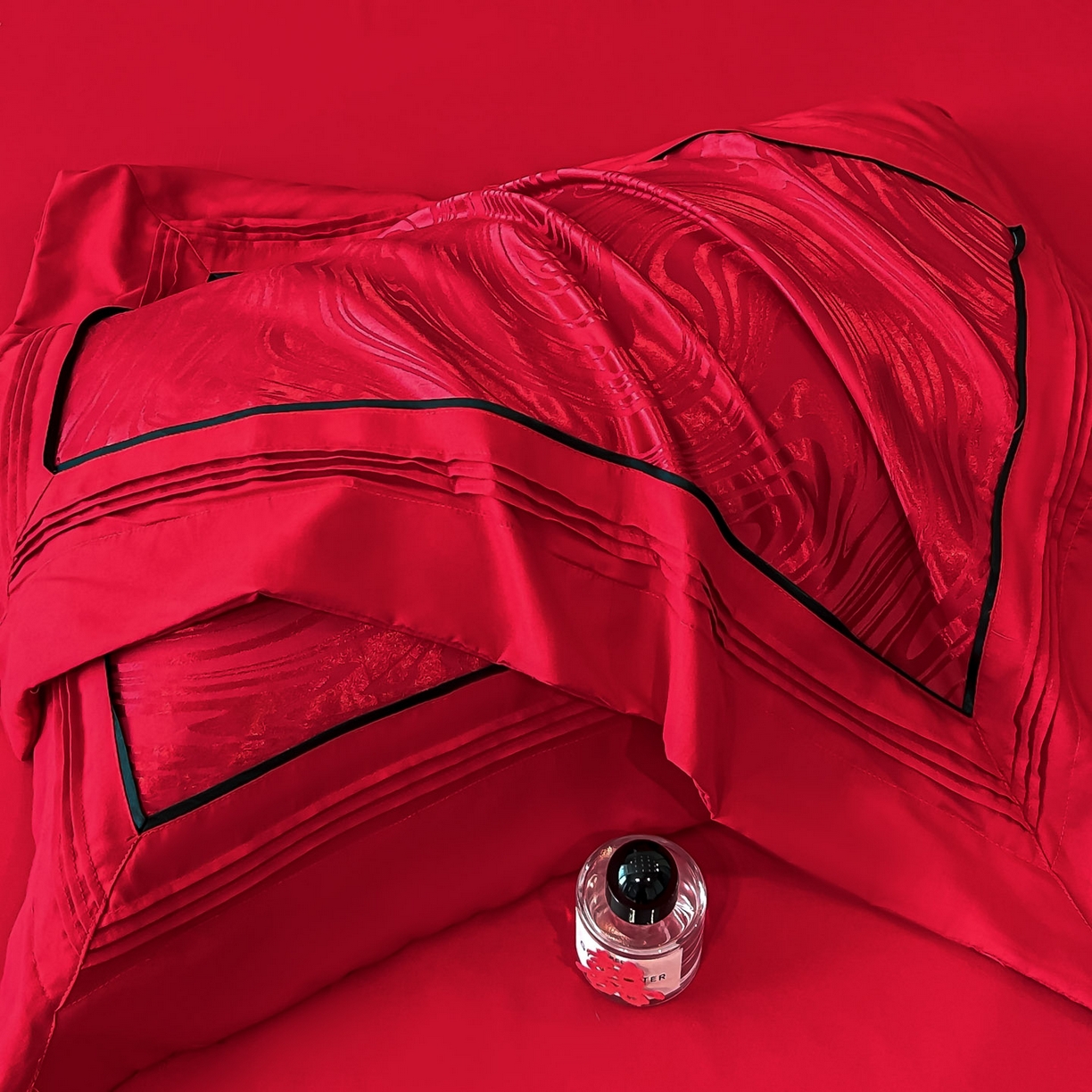 91家纺网 家纺一手货源 找家纺 博纳家纺 2025新款亲肤棉高端色这提花婚庆镂空宽边高级简奢款拼四件套 控价劵后188（严格按控价来） 伊芙琳-酒红