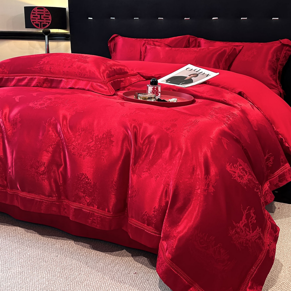 91家纺网 家纺一手货源 找家纺 博纳家纺 2025新款亲肤棉高端色这提花婚庆镂空宽边高级简奢款拼四件套 控价劵后188（严格按控价来） 山水-酒红