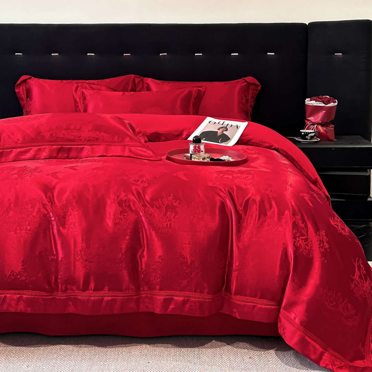 91家纺网 家纺一手货源 找家纺 博纳家纺 2025新款亲肤棉高端色这提花婚庆镂空宽边高级简奢款拼四件套 控价劵后188（严格按控价来） 山水-酒红