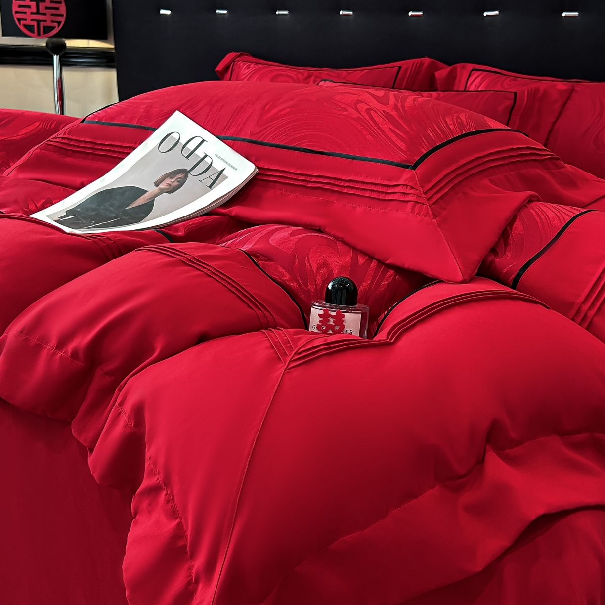 91家纺网 家纺一手货源 找家纺 博纳家纺 2025新款亲肤棉高端色这提花婚庆镂空宽边高级简奢款拼四件套 控价劵后188（严格按控价来） 伊芙琳-酒红