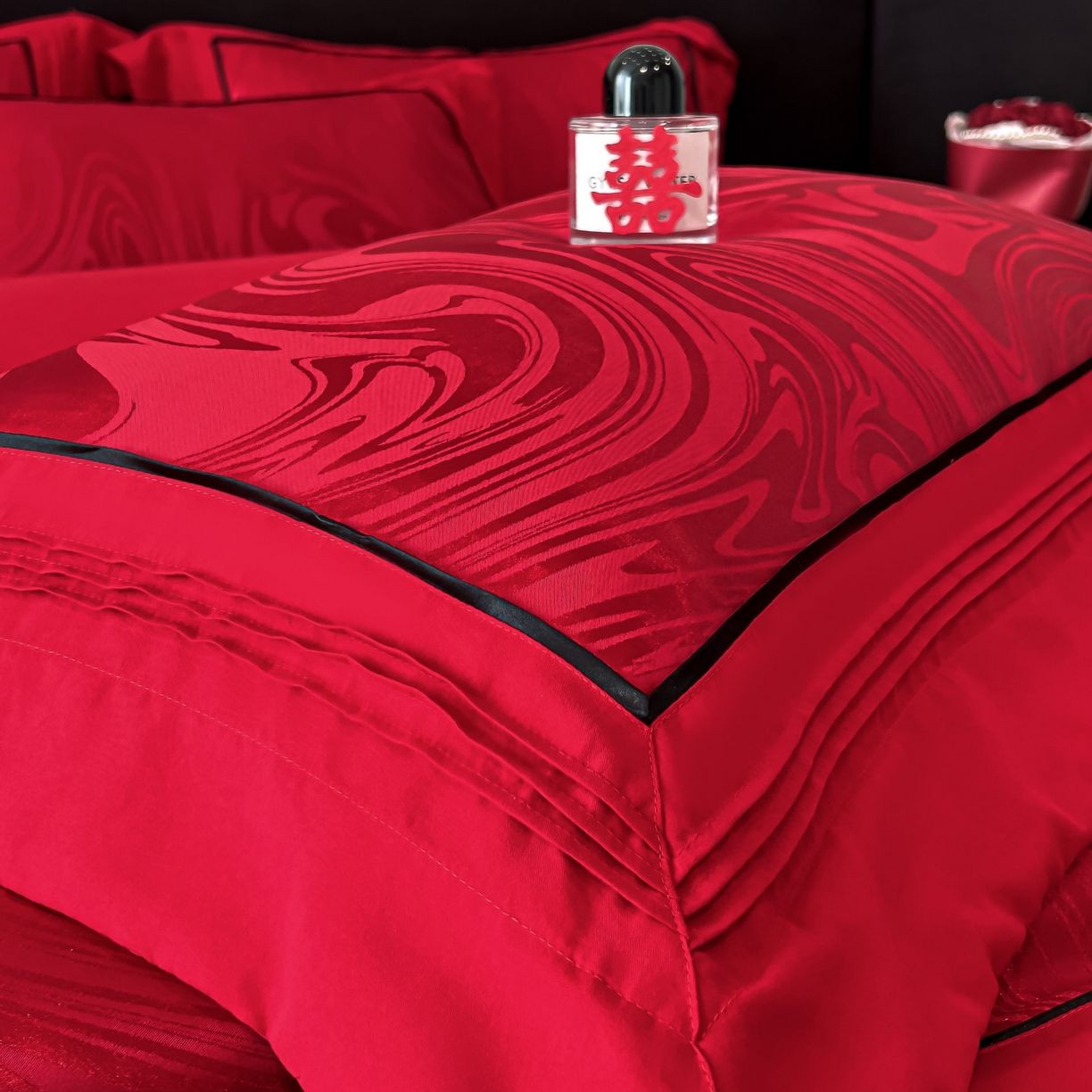 91家纺网 家纺一手货源 找家纺 博纳家纺 2025新款亲肤棉高端色这提花婚庆镂空宽边高级简奢款拼四件套 控价劵后188（严格按控价来） 伊芙琳-酒红