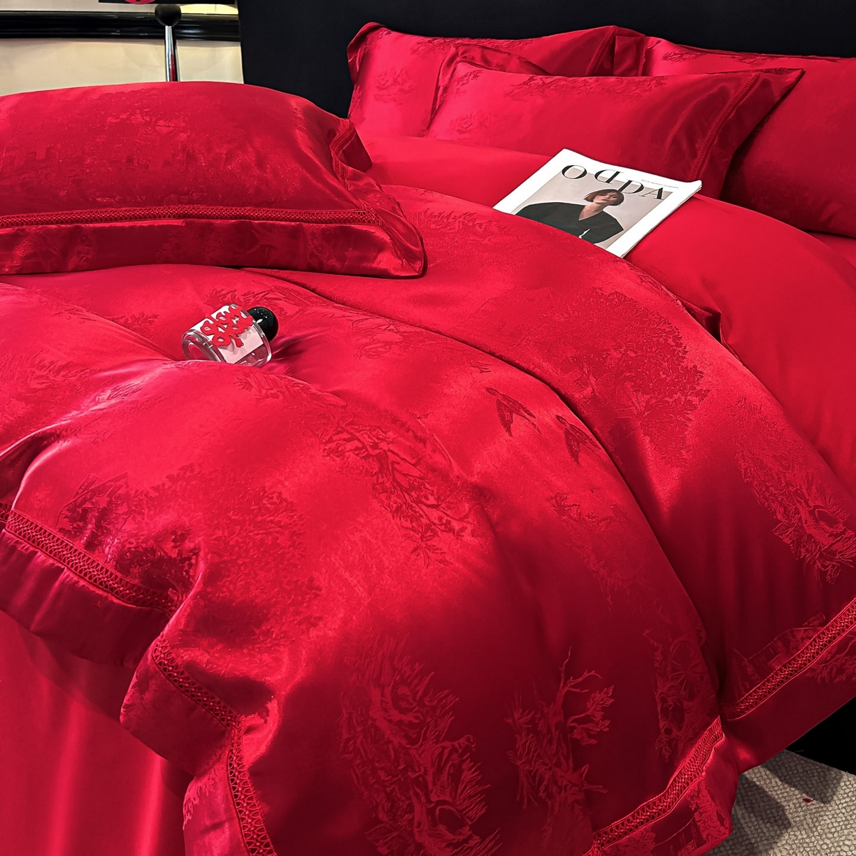 91家纺网 家纺一手货源 找家纺 博纳家纺 2025新款亲肤棉高端色这提花婚庆镂空宽边高级简奢款拼四件套 控价劵后188（严格按控价来） 山水-酒红