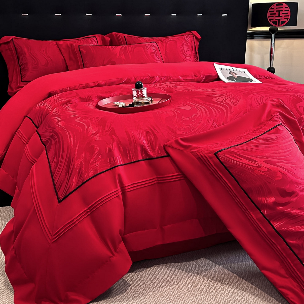 91家纺网 家纺一手货源 找家纺 博纳家纺 2025新款亲肤棉高端色这提花婚庆镂空宽边高级简奢款拼四件套 控价劵后188（严格按控价来） 伊芙琳-酒红