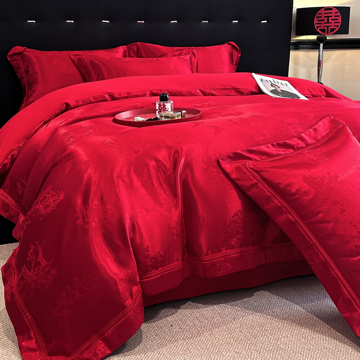 91家纺网 家纺一手货源 找家纺 博纳家纺 2025新款亲肤棉高端色这提花婚庆镂空宽边高级简奢款拼四件套 控价劵后188（严格按控价来） 山水-酒红