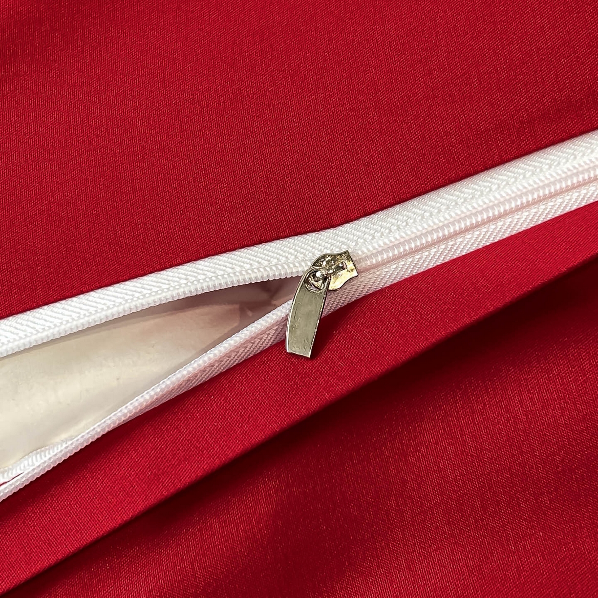 91家纺网 家纺一手货源 找家纺 博纳家纺 2025新款亲肤棉高端色这提花婚庆镂空宽边高级简奢款拼四件套 控价劵后188（严格按控价来） 伊芙琳-酒红