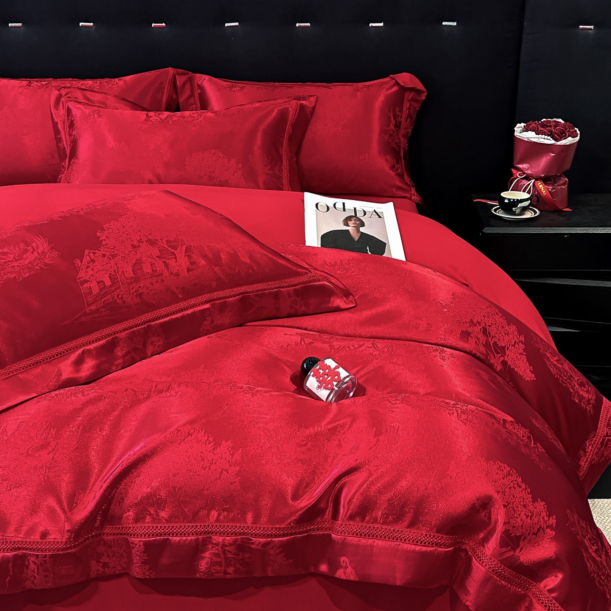 91家纺网 家纺一手货源 找家纺 博纳家纺 2025新款亲肤棉高端色这提花婚庆镂空宽边高级简奢款拼四件套 控价劵后188（严格按控价来） 山水-酒红