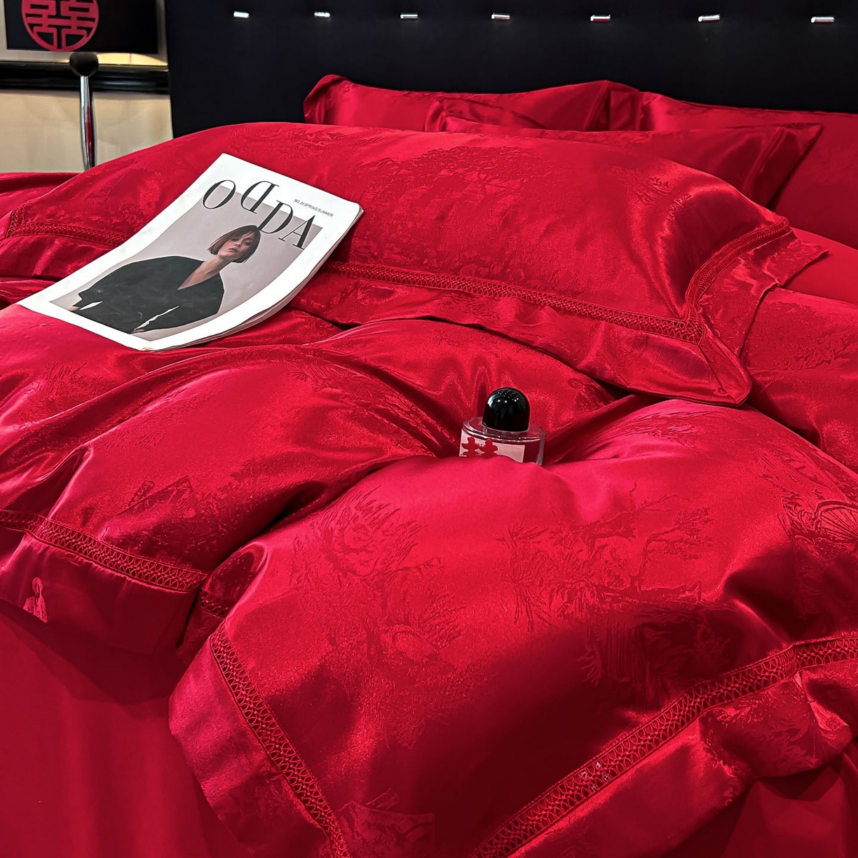 91家纺网 家纺一手货源 找家纺 博纳家纺 2025新款亲肤棉高端色这提花婚庆镂空宽边高级简奢款拼四件套 控价劵后188（严格按控价来） 山水-酒红