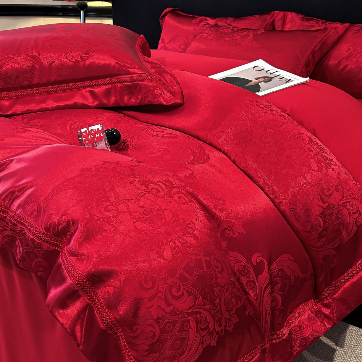 91家纺网 家纺一手货源 找家纺 博纳家纺 2025新款亲肤棉高端色这提花婚庆镂空宽边高级简奢款拼四件套 控价劵后188（严格按控价来） 缪斯女神-酒红