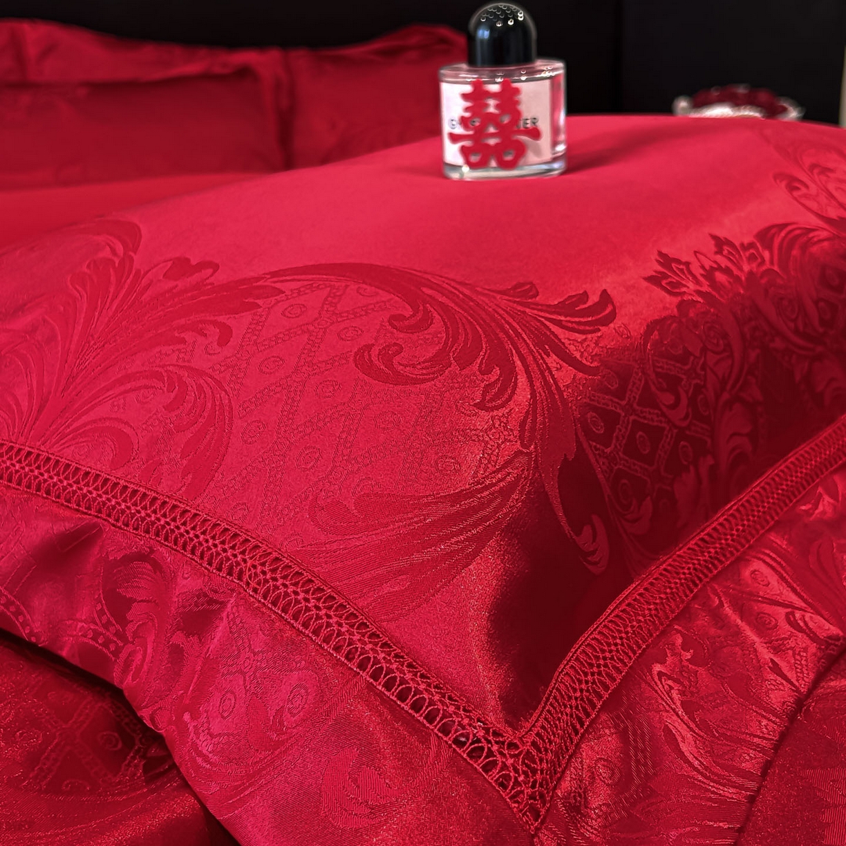 91家纺网 家纺一手货源 找家纺 博纳家纺 2025新款亲肤棉高端色这提花婚庆镂空宽边高级简奢款拼四件套 控价劵后188（严格按控价来） 缪斯女神-酒红