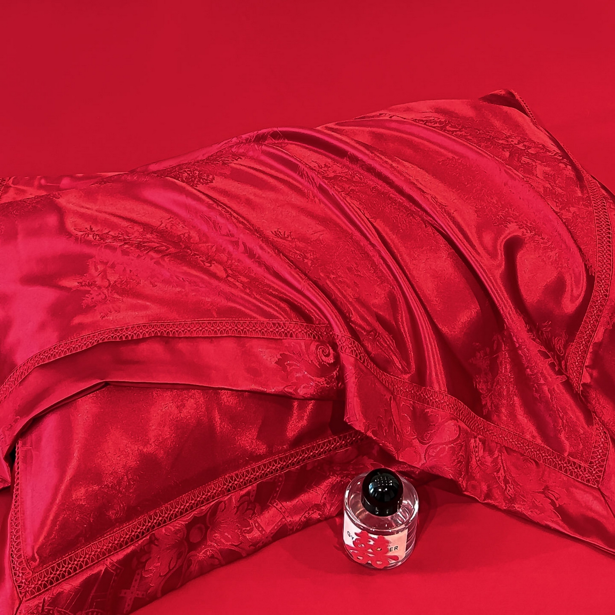 91家纺网 家纺一手货源 找家纺 博纳家纺 2025新款亲肤棉高端色这提花婚庆镂空宽边高级简奢款拼四件套 控价劵后188（严格按控价来） 山水-酒红