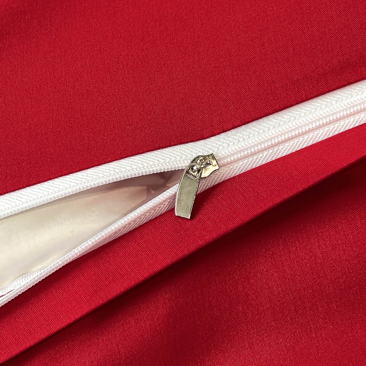 91家纺网 家纺一手货源 找家纺 博纳家纺 2025新款亲肤棉高端色这提花婚庆镂空宽边高级简奢款拼四件套 控价劵后188（严格按控价来） 山水-酒红