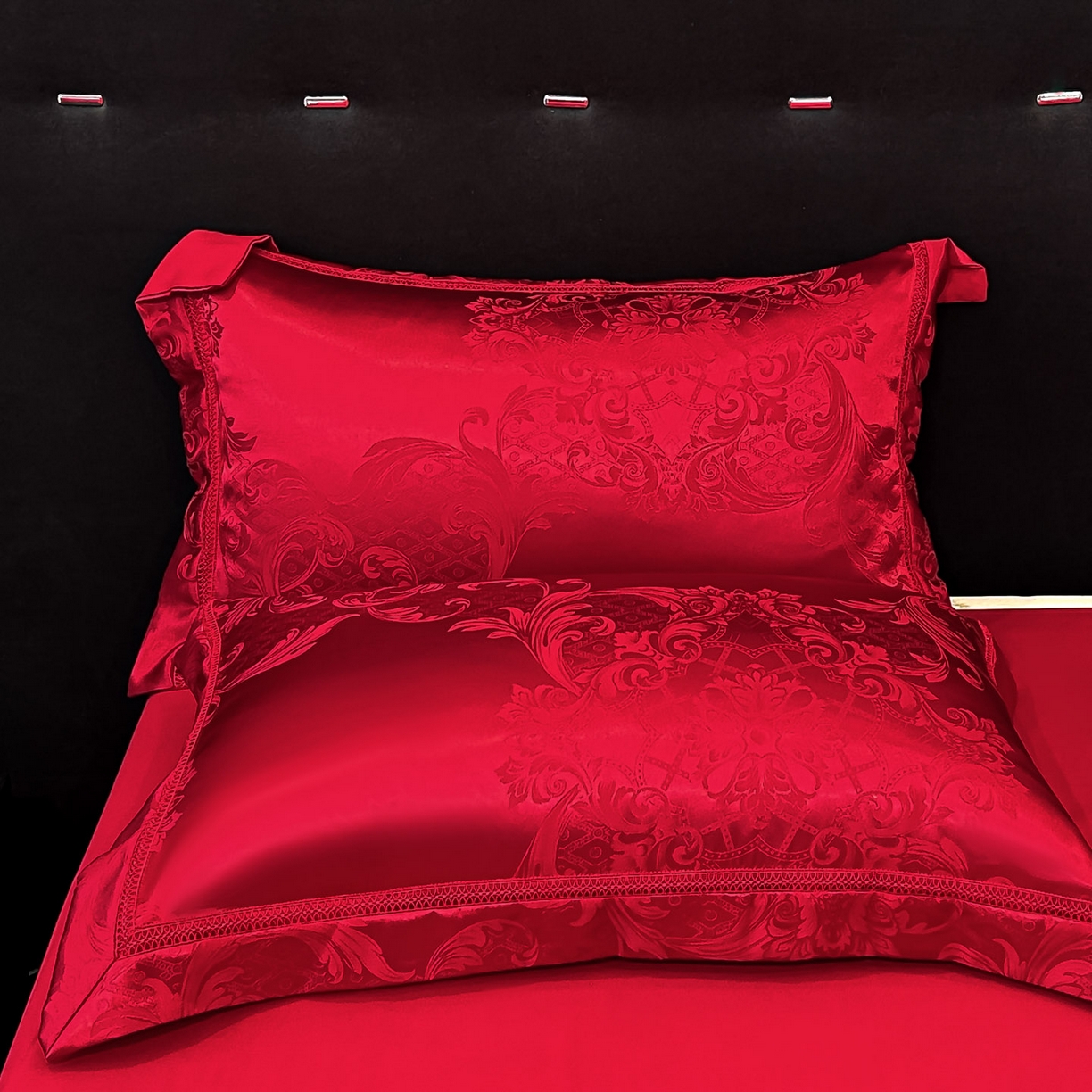 91家纺网 家纺一手货源 找家纺 博纳家纺 2025新款亲肤棉高端色这提花婚庆镂空宽边高级简奢款拼四件套 控价劵后188（严格按控价来） 缪斯女神-酒红