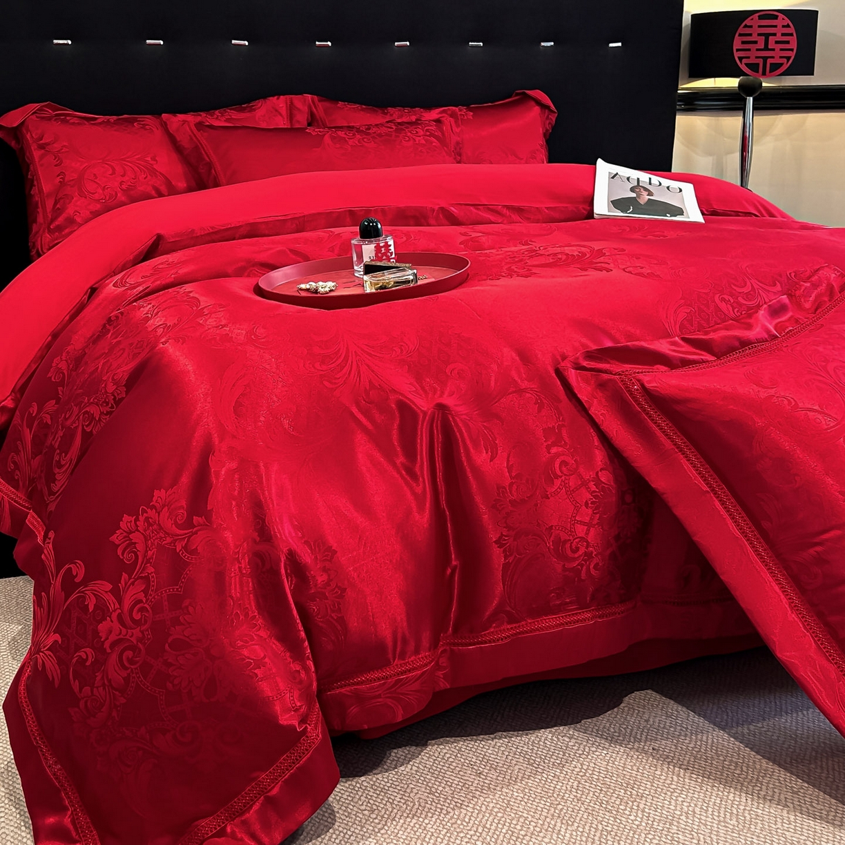 91家纺网 家纺一手货源 找家纺 博纳家纺 2025新款亲肤棉高端色这提花婚庆镂空宽边高级简奢款拼四件套 控价劵后188（严格按控价来） 缪斯女神-酒红