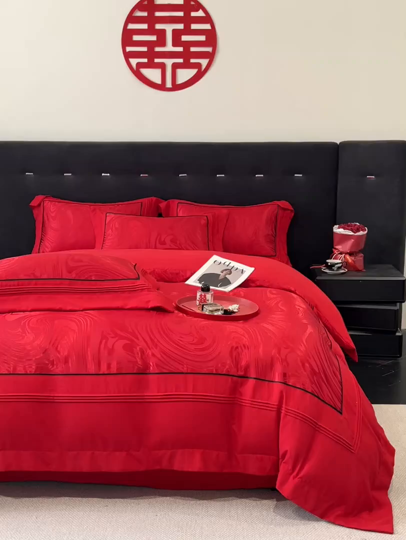 91家纺网 家纺一手货源 找家纺 博纳家纺 2025新款亲肤棉高端色这提花婚庆镂空宽边高级简奢款拼四件套 控价劵后188（严格按控价来） 伊芙琳-酒红