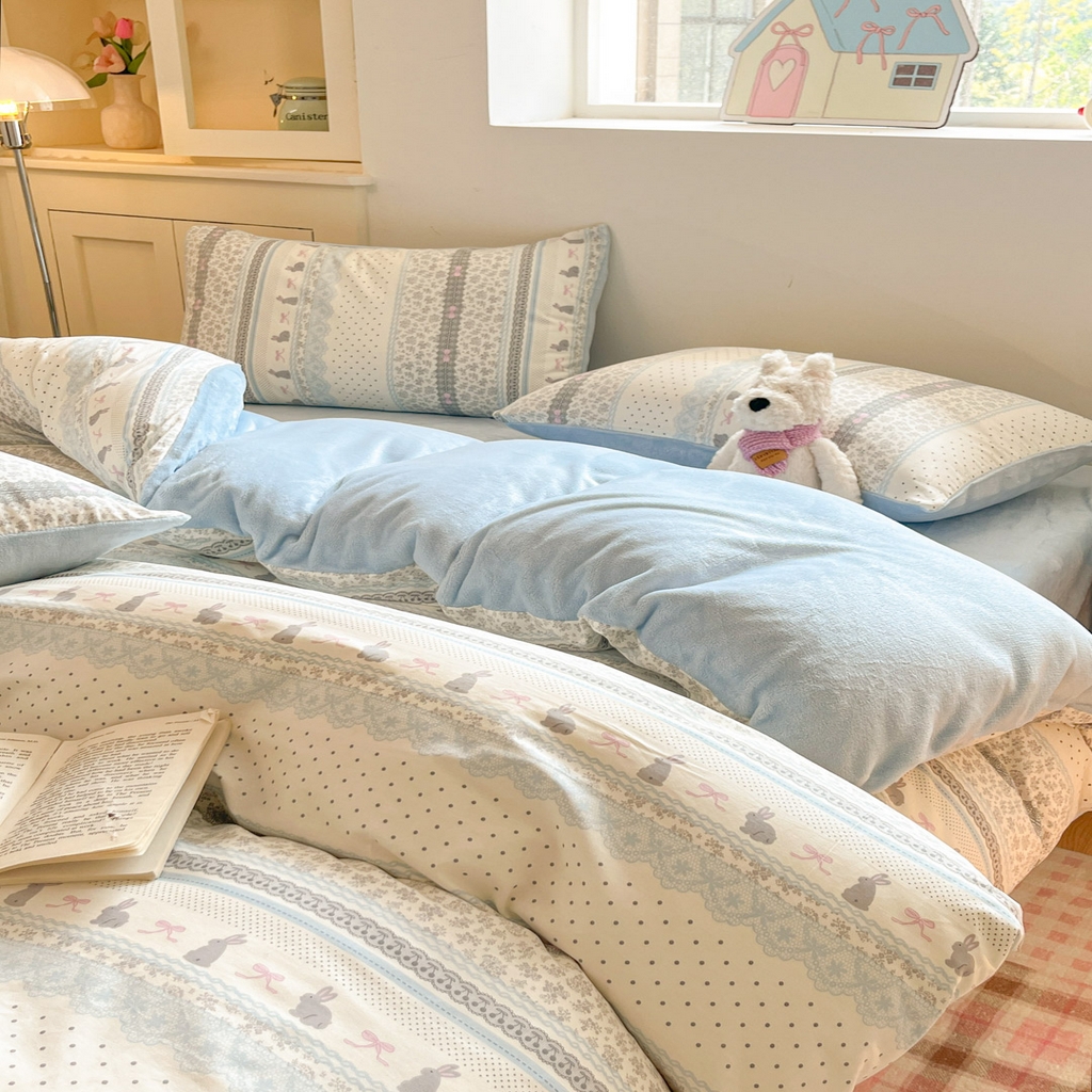 91家纺网 家纺一手货源 找家纺 麦伦家居 2025秋冬新款多功能床品全棉+牛奶绒印花四件套 花边兔