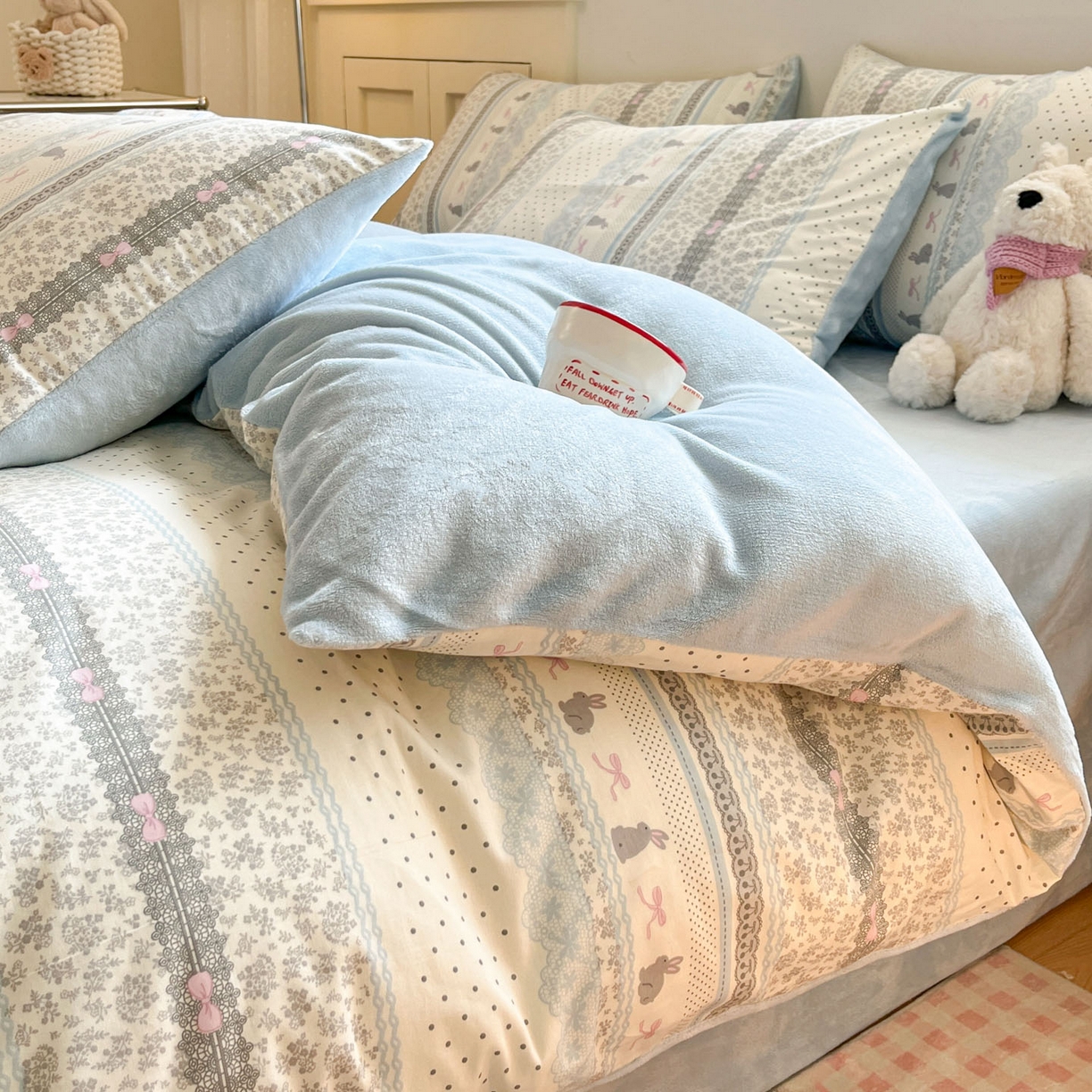 91家纺网 家纺一手货源 找家纺 麦伦家居 2025秋冬新款多功能床品全棉+牛奶绒印花四件套 花边兔