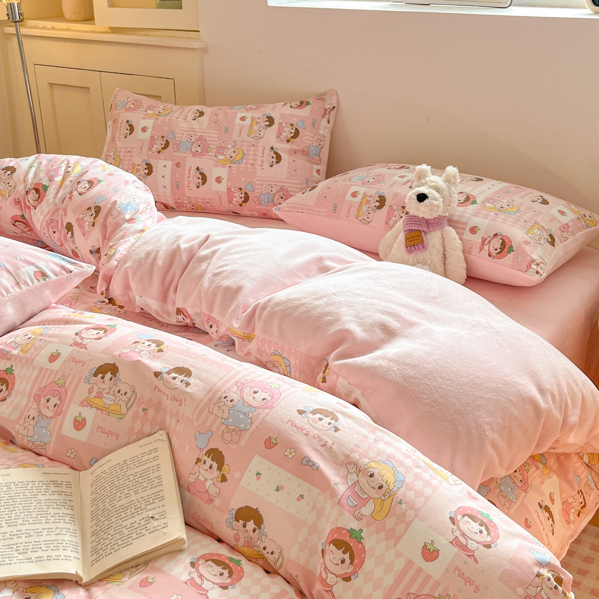 91家纺网 家纺一手货源 找家纺 麦伦家居 2025秋冬新款多功能床品全棉+牛奶绒印花四件套 棒棒糖女孩