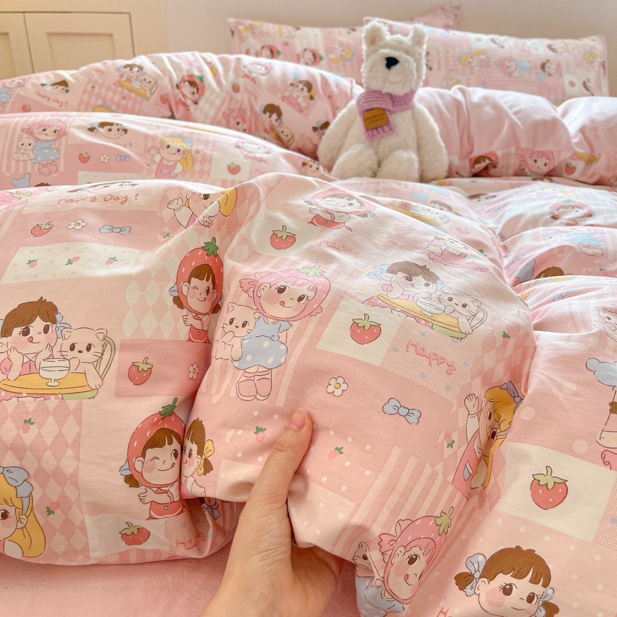 91家纺网 家纺一手货源 找家纺 麦伦家居 2025秋冬新款多功能床品全棉+牛奶绒印花四件套 棒棒糖女孩