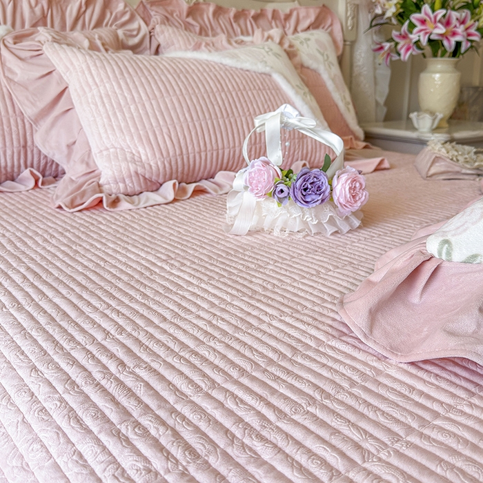 91家纺网 家纺一手货源 找家纺 （总）宜凡家纺 2025新款婴儿绒压花撞色双拼夹棉床裙四件套