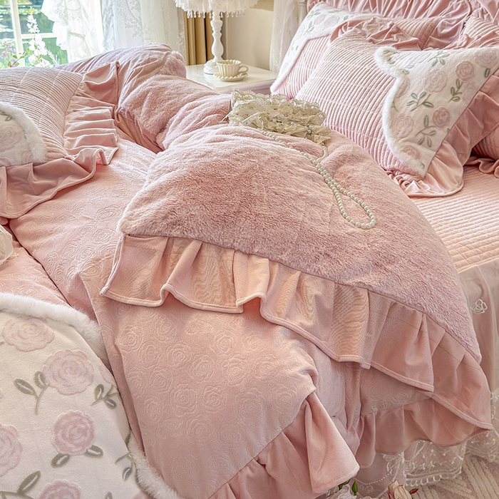 91家纺网 家纺一手货源 找家纺 （总）宜凡家纺 2025新款婴儿绒压花撞色双拼夹棉床裙四件套