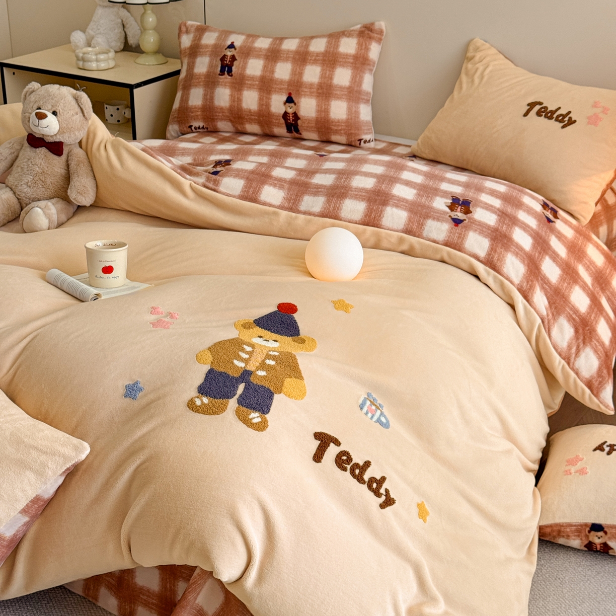 91家纺网 家纺一手货源 找家纺 博纳家纺 2025新款200克毛巾绣印花双拼加厚牛奶绒四件套 芭乐小熊