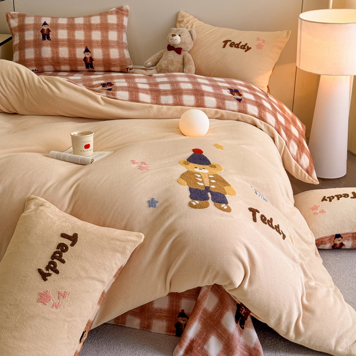 91家纺网 家纺一手货源 找家纺 博纳家纺 2025新款200克毛巾绣印花双拼加厚牛奶绒四件套 芭乐小熊