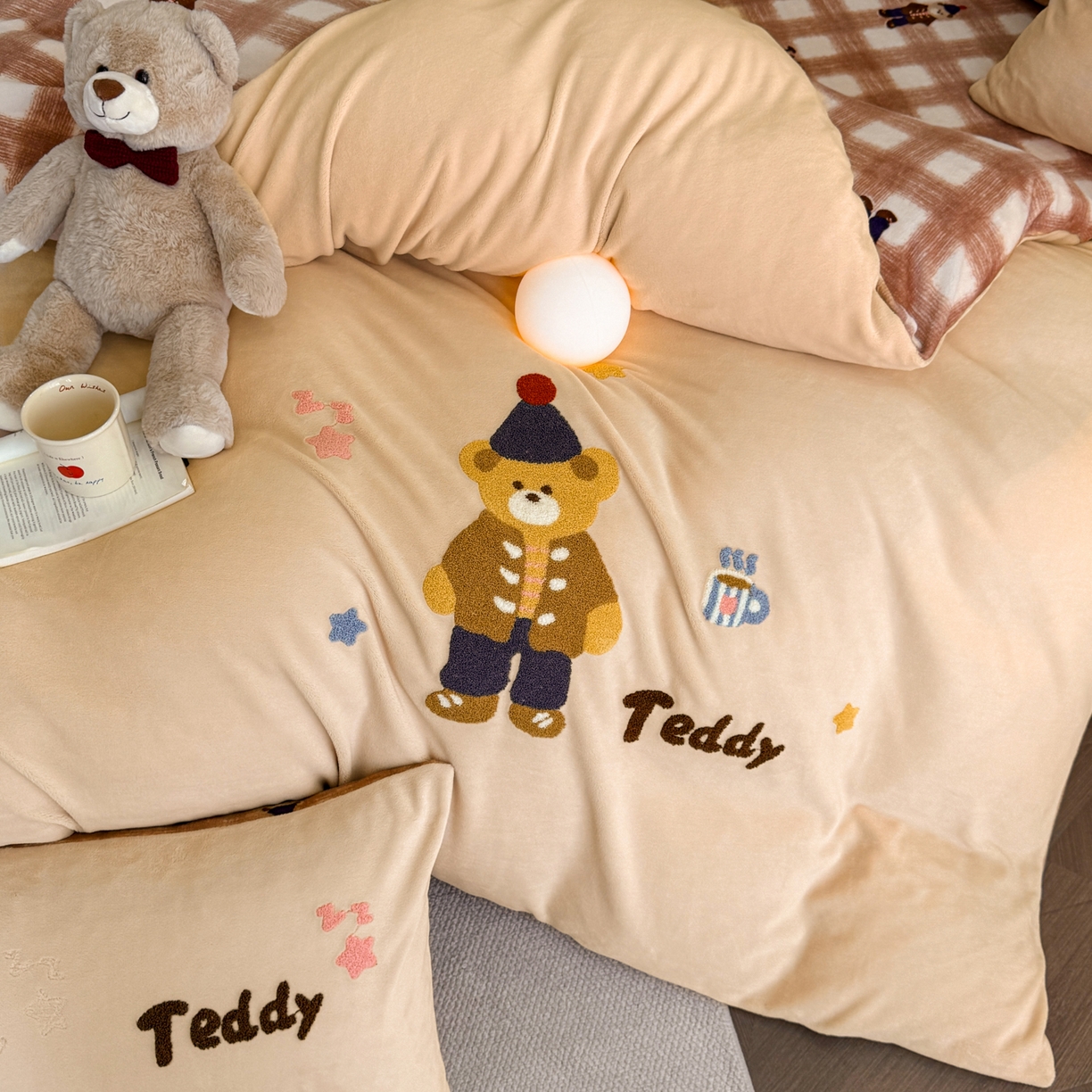 91家纺网 家纺一手货源 找家纺 博纳家纺 2025新款200克毛巾绣印花双拼加厚牛奶绒四件套 芭乐小熊