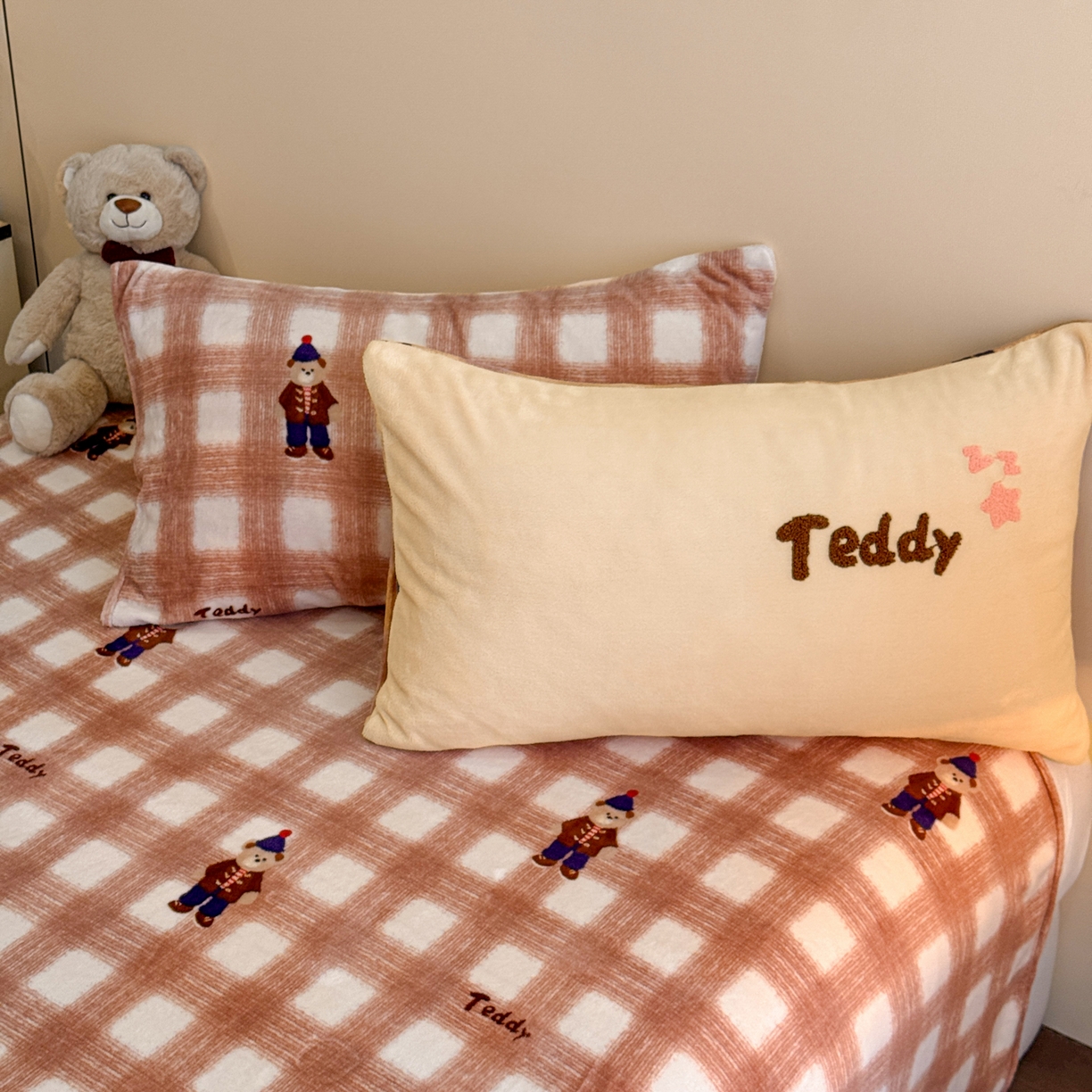 91家纺网 家纺一手货源 找家纺 博纳家纺 2025新款200克毛巾绣印花双拼加厚牛奶绒四件套 芭乐小熊