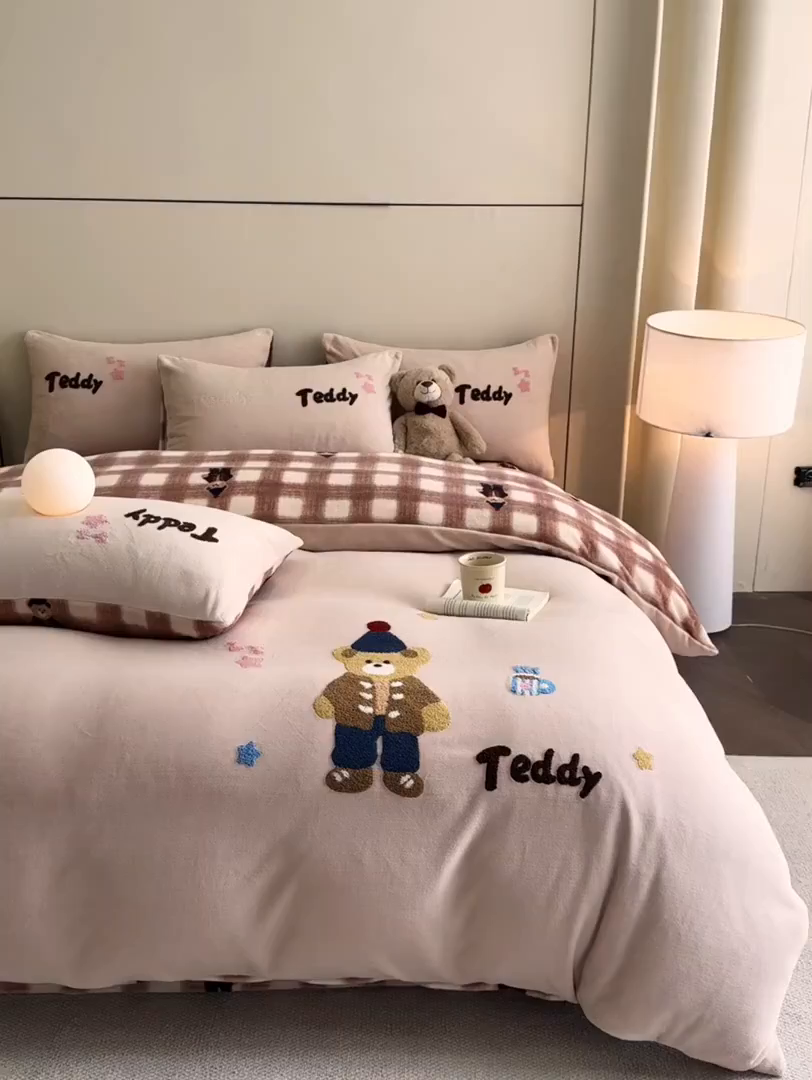 91家纺网 家纺一手货源 找家纺 博纳家纺 2025新款200克毛巾绣印花双拼加厚牛奶绒四件套 芭乐小熊