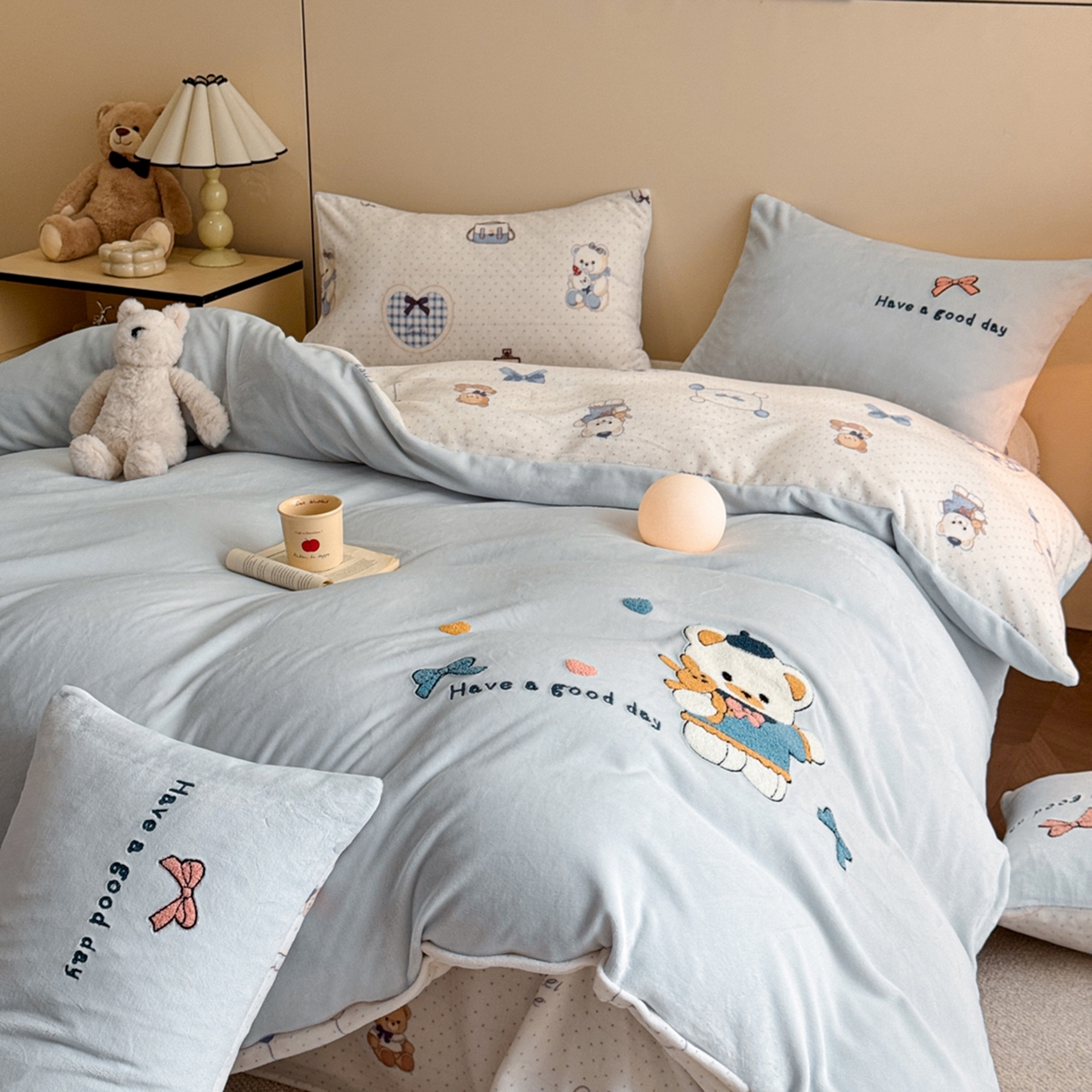 91家纺网 家纺一手货源 找家纺 博纳家纺 2025新款200克毛巾绣印花双拼加厚牛奶绒四件套 贝果宝贝