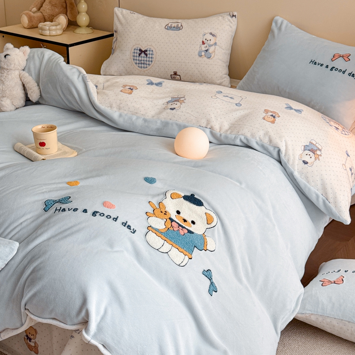 91家纺网 家纺一手货源 找家纺 博纳家纺 2025新款200克毛巾绣印花双拼加厚牛奶绒四件套 贝果宝贝