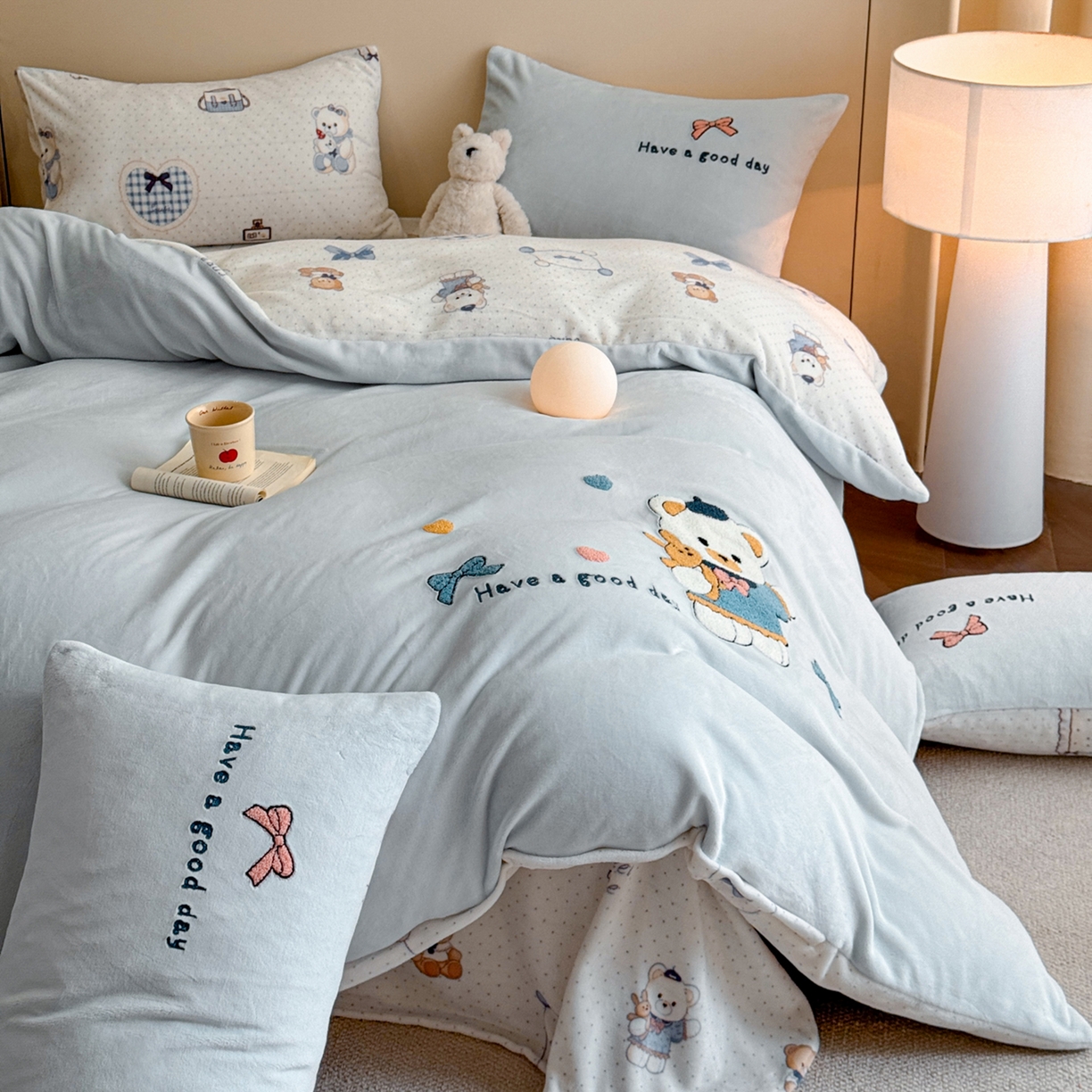 91家纺网 家纺一手货源 找家纺 博纳家纺 2025新款200克毛巾绣印花双拼加厚牛奶绒四件套 贝果宝贝