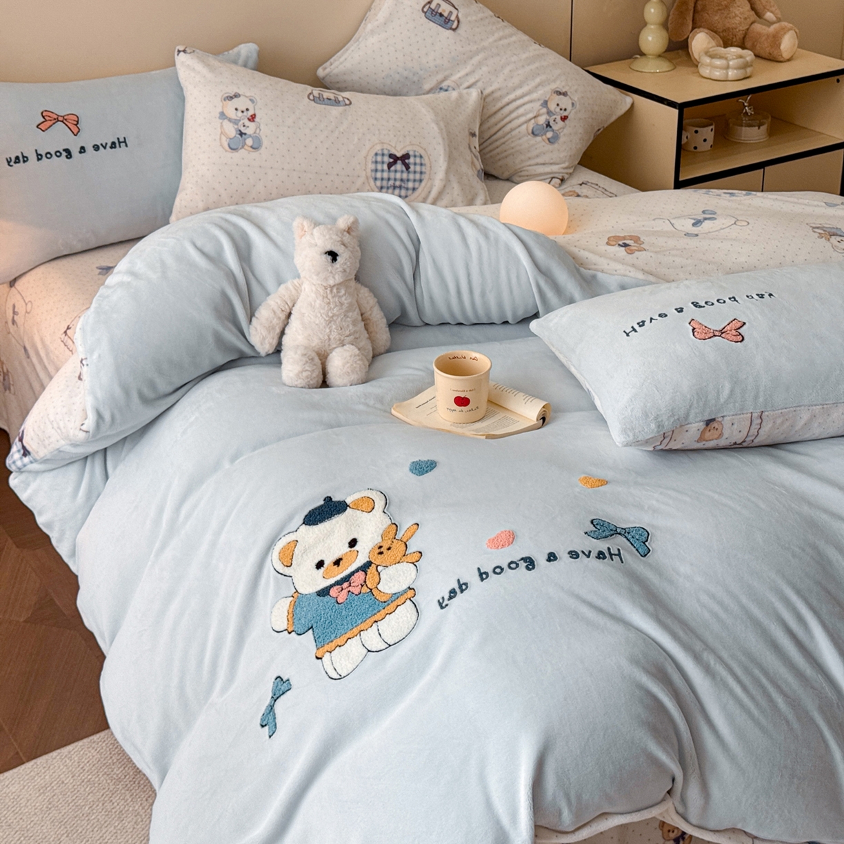 91家纺网 家纺一手货源 找家纺 博纳家纺 2025新款200克毛巾绣印花双拼加厚牛奶绒四件套 贝果宝贝