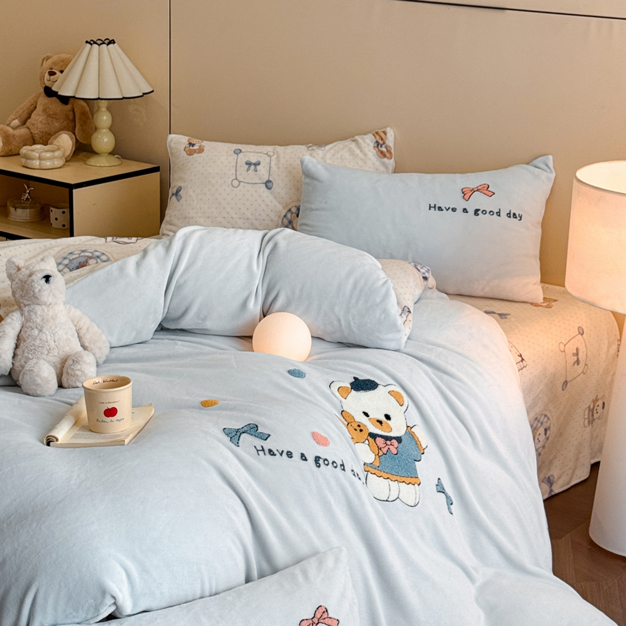 91家纺网 家纺一手货源 找家纺 博纳家纺 2025新款200克毛巾绣印花双拼加厚牛奶绒四件套 贝果宝贝