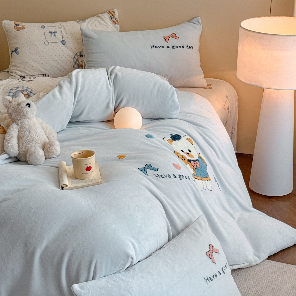 91家纺网 家纺一手货源 找家纺 博纳家纺 2025新款200克毛巾绣印花双拼加厚牛奶绒四件套 贝果宝贝