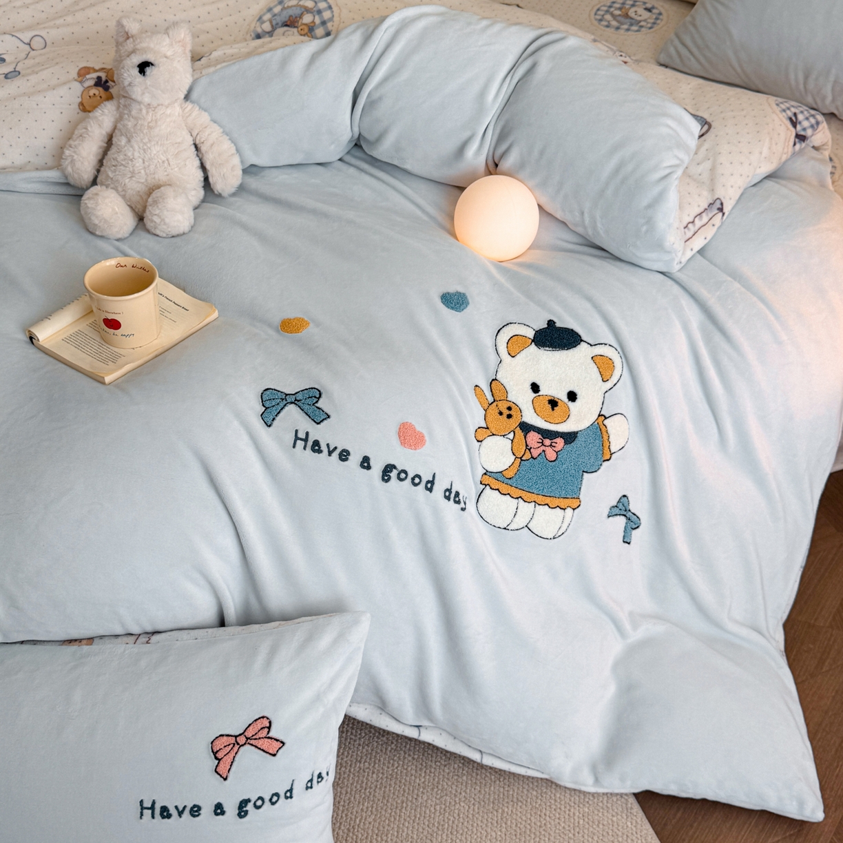 91家纺网 家纺一手货源 找家纺 博纳家纺 2025新款200克毛巾绣印花双拼加厚牛奶绒四件套 贝果宝贝