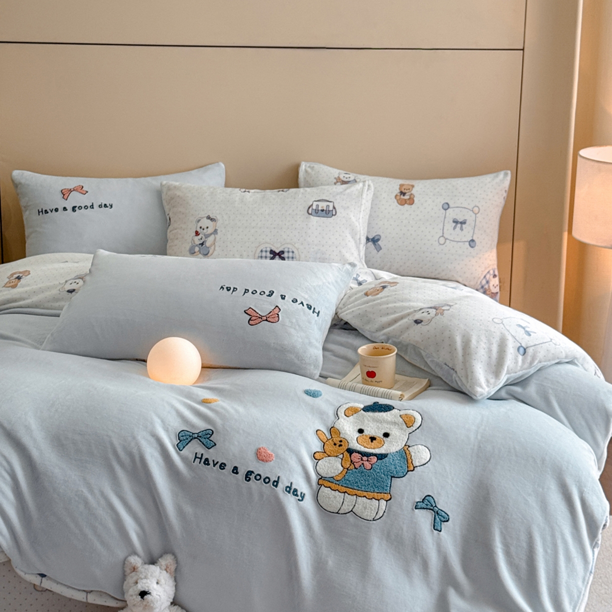 91家纺网 家纺一手货源 找家纺 博纳家纺 2025新款200克毛巾绣印花双拼加厚牛奶绒四件套 贝果宝贝