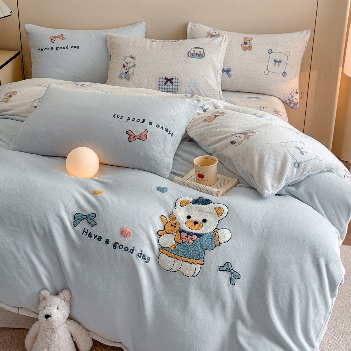 91家纺网 家纺一手货源 找家纺 博纳家纺 2025新款200克毛巾绣印花双拼加厚牛奶绒四件套 贝果宝贝