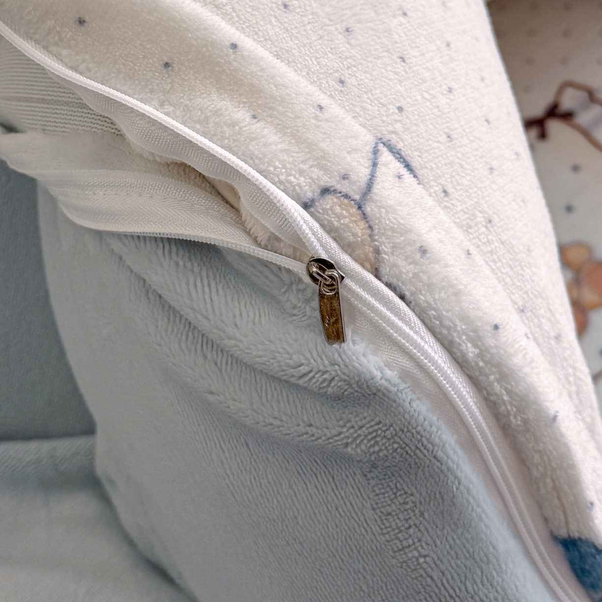 91家纺网 家纺一手货源 找家纺 博纳家纺 2025新款200克毛巾绣印花双拼加厚牛奶绒四件套 贝果宝贝