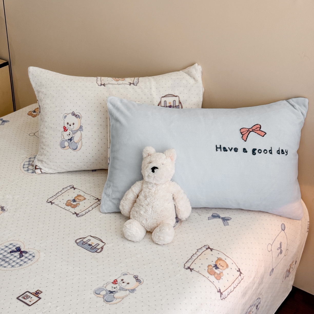 91家纺网 家纺一手货源 找家纺 博纳家纺 2025新款200克毛巾绣印花双拼加厚牛奶绒四件套 贝果宝贝