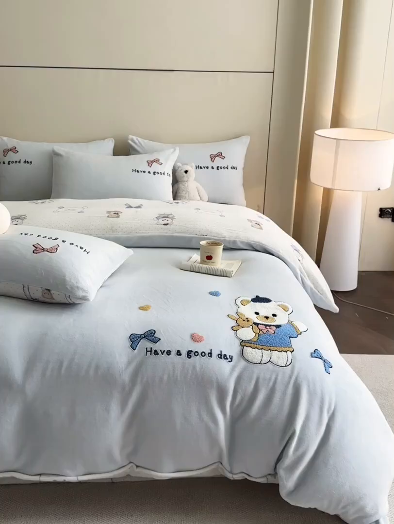 91家纺网 家纺一手货源 找家纺 博纳家纺 2025新款200克毛巾绣印花双拼加厚牛奶绒四件套 贝果宝贝