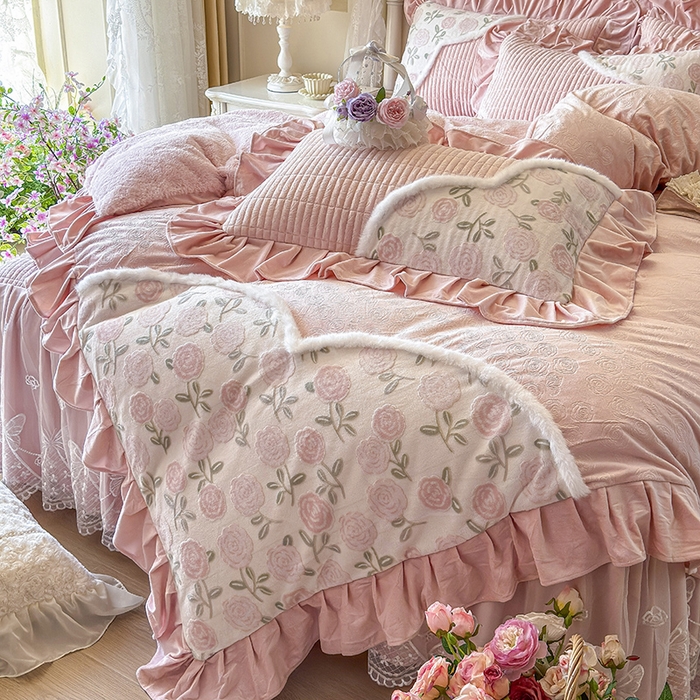 91家纺网 家纺一手货源 找家纺 宜凡家纺 2025新款婴儿绒压花撞色双拼夹棉床裙四件套 床裙款-花曦