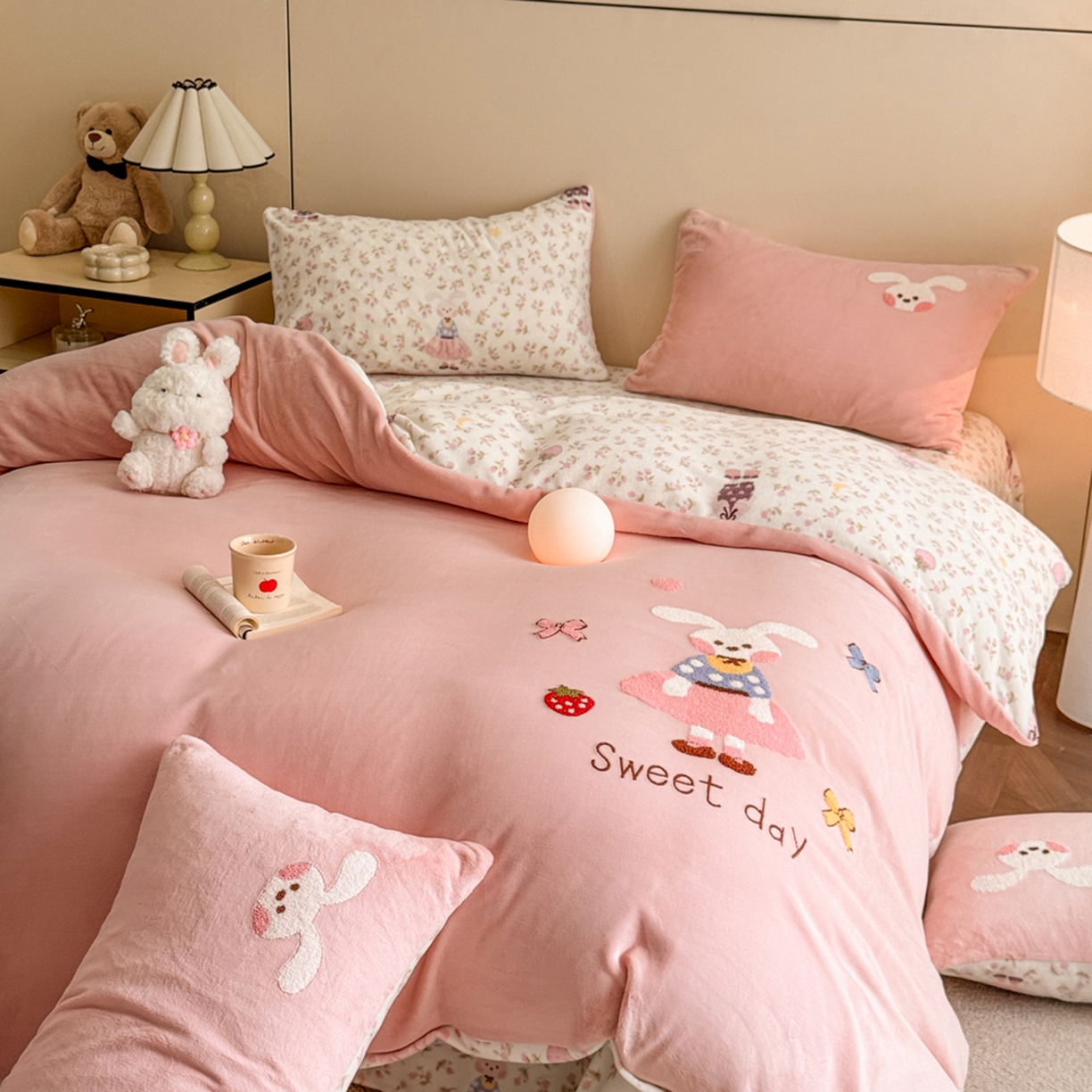 91家纺网 家纺一手货源 找家纺 博纳家纺 2025新款200克毛巾绣印花双拼加厚牛奶绒四件套 草莓兔