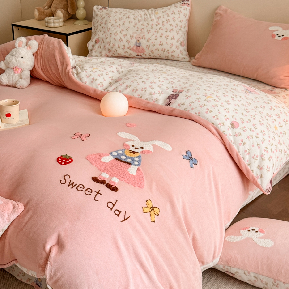 91家纺网 家纺一手货源 找家纺 博纳家纺 2025新款200克毛巾绣印花双拼加厚牛奶绒四件套 草莓兔